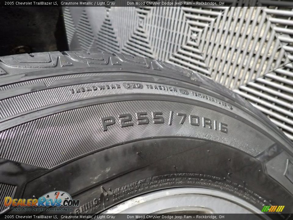 2005 Chevrolet TrailBlazer LS Graystone Metallic / Light Gray Photo #18