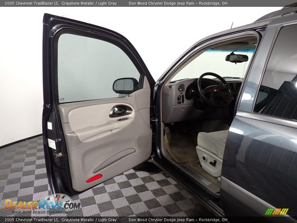 2005 Chevrolet TrailBlazer LS Graystone Metallic / Light Gray Photo #19