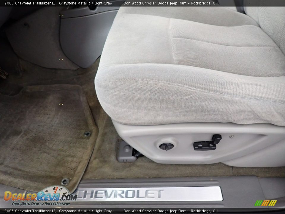 2005 Chevrolet TrailBlazer LS Graystone Metallic / Light Gray Photo #22