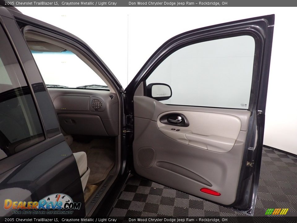 2005 Chevrolet TrailBlazer LS Graystone Metallic / Light Gray Photo #29