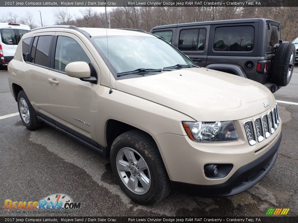 Front 3/4 View of 2017 Jeep Compass Latitude Photo #2