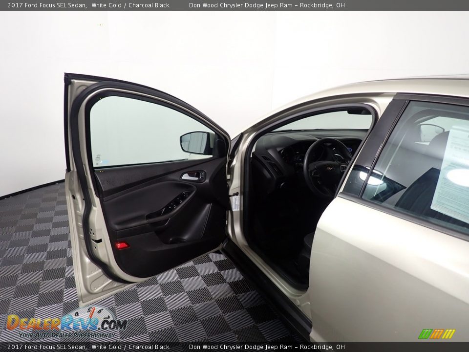 2017 Ford Focus SEL Sedan White Gold / Charcoal Black Photo #21