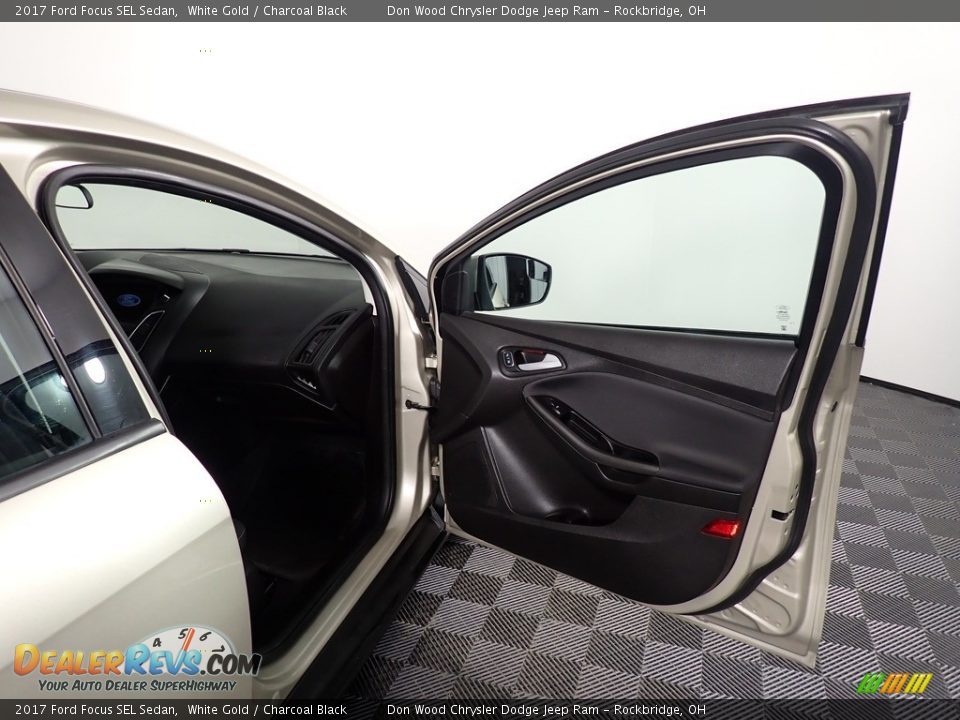 2017 Ford Focus SEL Sedan White Gold / Charcoal Black Photo #32