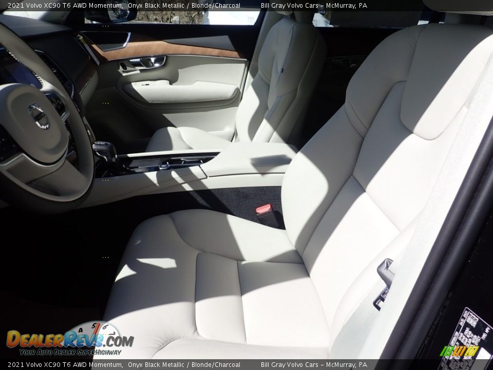 2021 Volvo XC90 T6 AWD Momentum Onyx Black Metallic / Blonde/Charcoal Photo #7