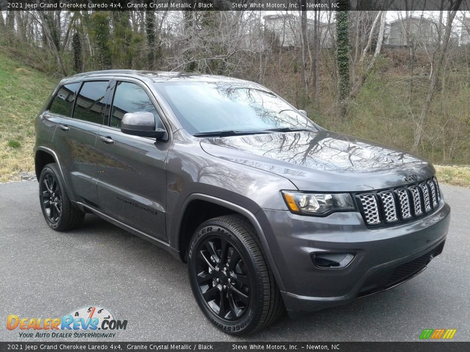 Front 3/4 View of 2021 Jeep Grand Cherokee Laredo 4x4 Photo #4