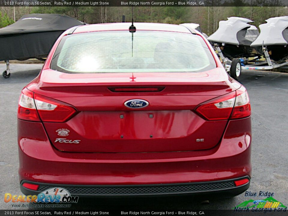 2013 Ford Focus SE Sedan Ruby Red / Medium Light Stone Photo #4