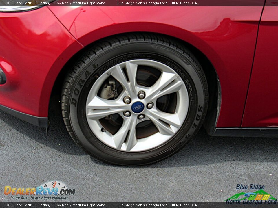 2013 Ford Focus SE Sedan Ruby Red / Medium Light Stone Photo #9