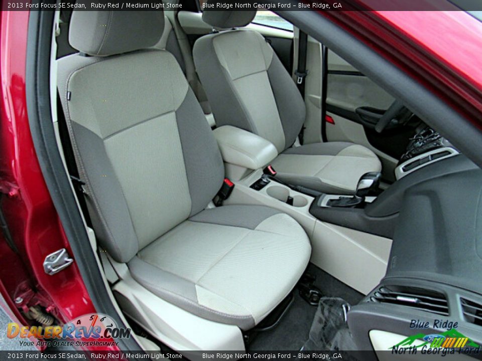 2013 Ford Focus SE Sedan Ruby Red / Medium Light Stone Photo #16