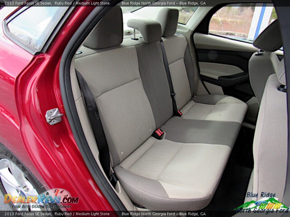 2013 Ford Focus SE Sedan Ruby Red / Medium Light Stone Photo #17