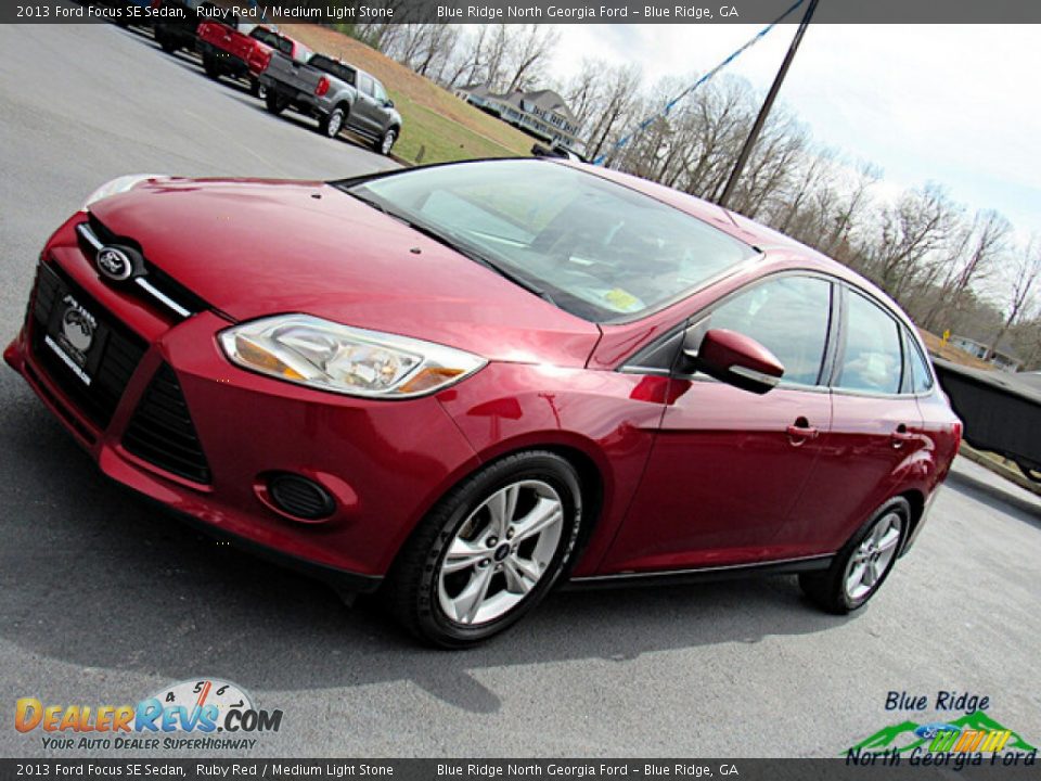 2013 Ford Focus SE Sedan Ruby Red / Medium Light Stone Photo #25