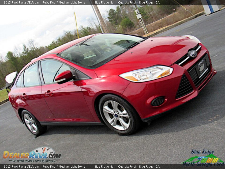 2013 Ford Focus SE Sedan Ruby Red / Medium Light Stone Photo #26