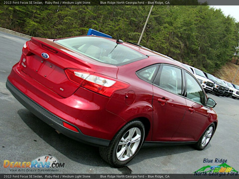 2013 Ford Focus SE Sedan Ruby Red / Medium Light Stone Photo #27