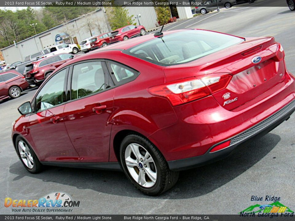 2013 Ford Focus SE Sedan Ruby Red / Medium Light Stone Photo #28