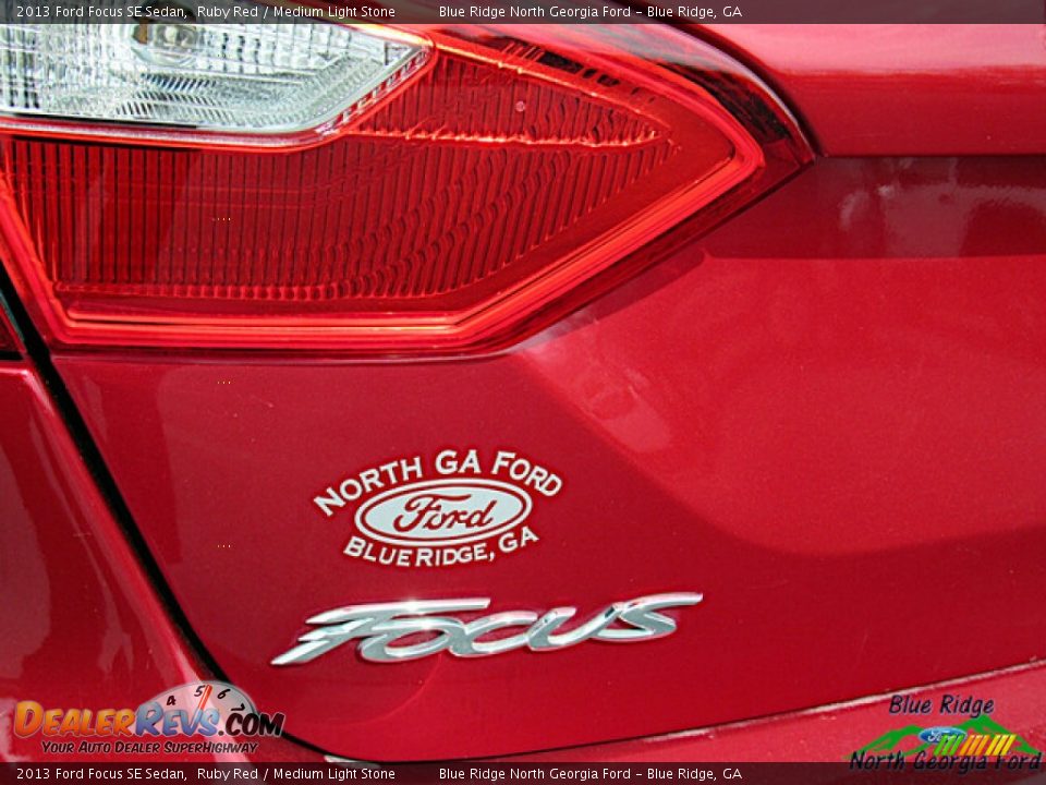 2013 Ford Focus SE Sedan Ruby Red / Medium Light Stone Photo #29