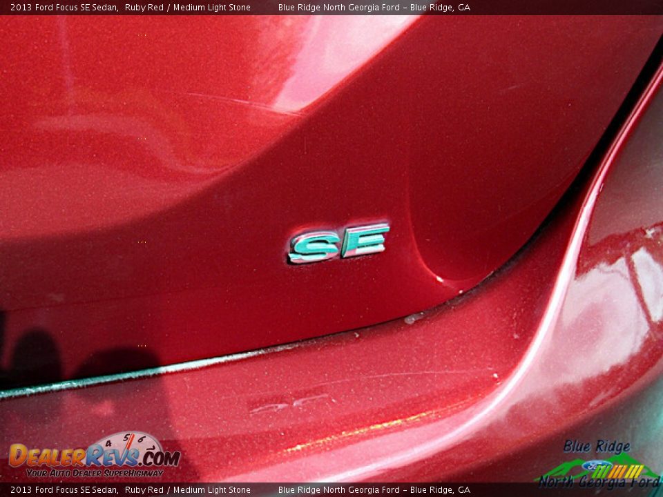 2013 Ford Focus SE Sedan Ruby Red / Medium Light Stone Photo #30