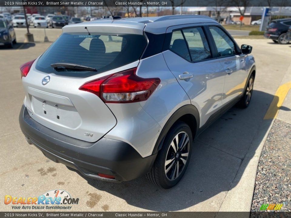 2019 Nissan Kicks SV Brilliant Silver Metallic / Charcoal Photo #2