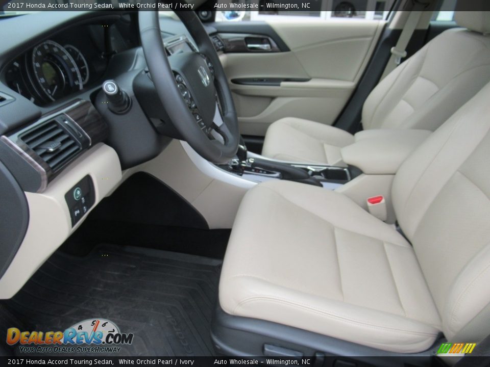 2017 Honda Accord Touring Sedan White Orchid Pearl / Ivory Photo #10