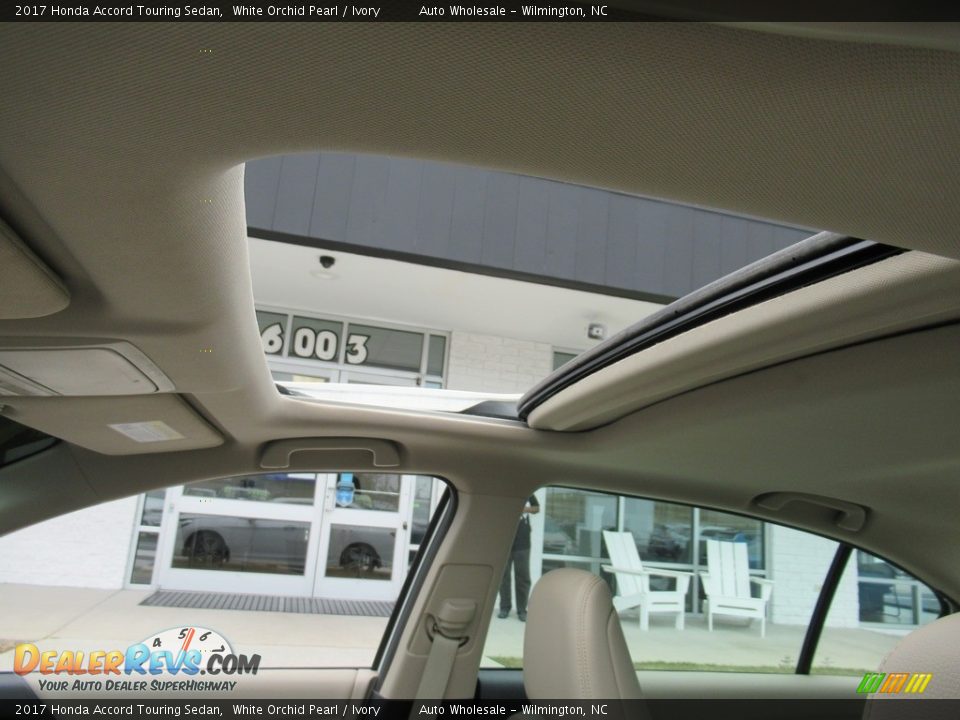2017 Honda Accord Touring Sedan White Orchid Pearl / Ivory Photo #11