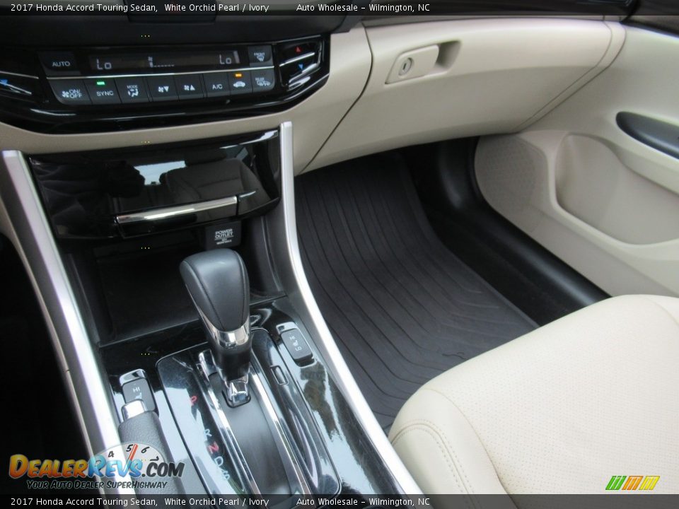 2017 Honda Accord Touring Sedan White Orchid Pearl / Ivory Photo #18