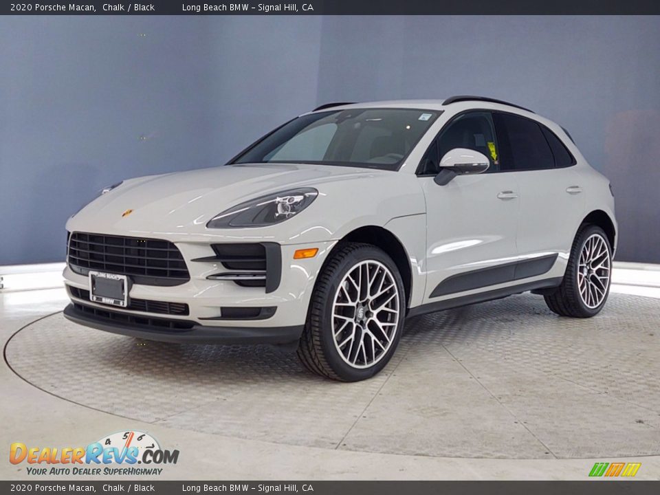 Front 3/4 View of 2020 Porsche Macan  Photo #3