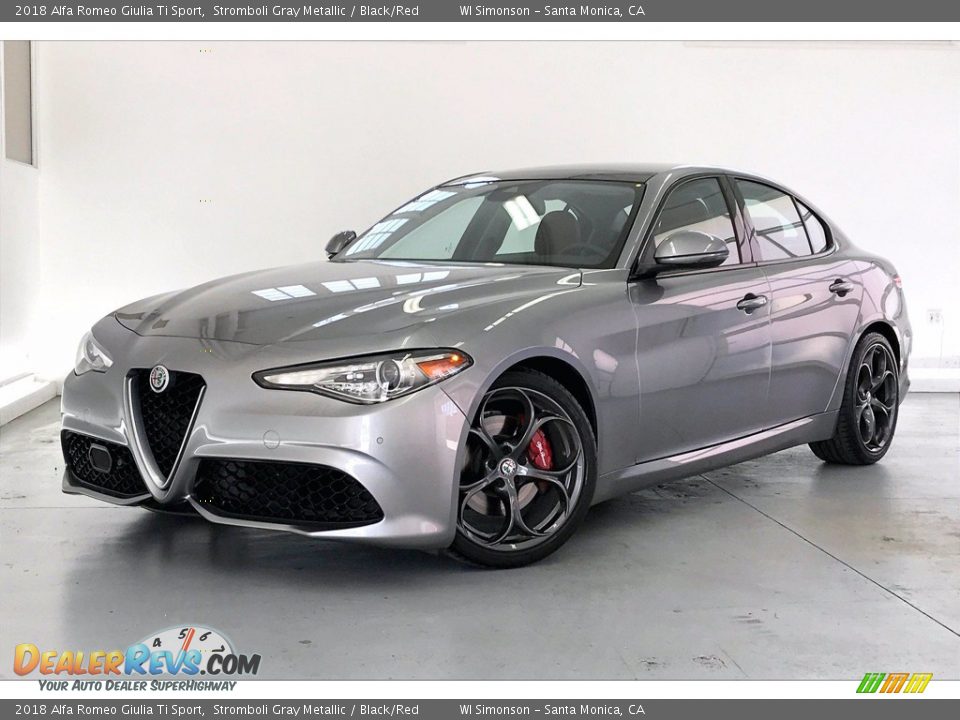 Front 3/4 View of 2018 Alfa Romeo Giulia Ti Sport Photo #12