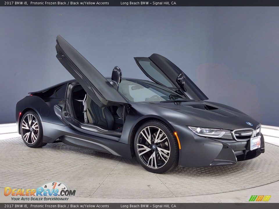 Front 3/4 View of 2017 BMW i8  Photo #6