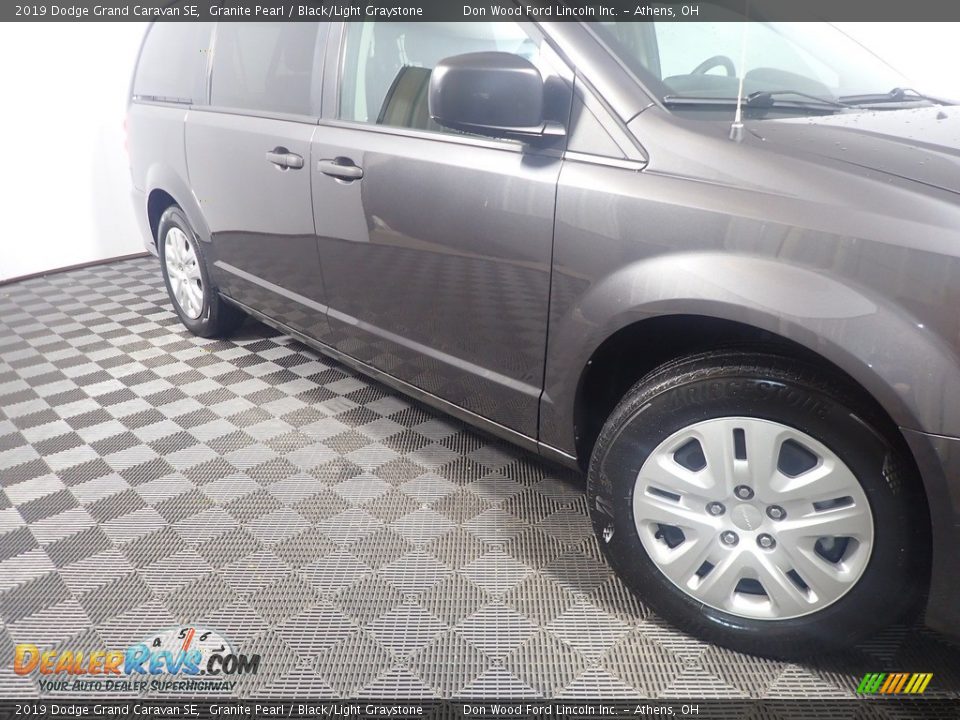 2019 Dodge Grand Caravan SE Granite Pearl / Black/Light Graystone Photo #4