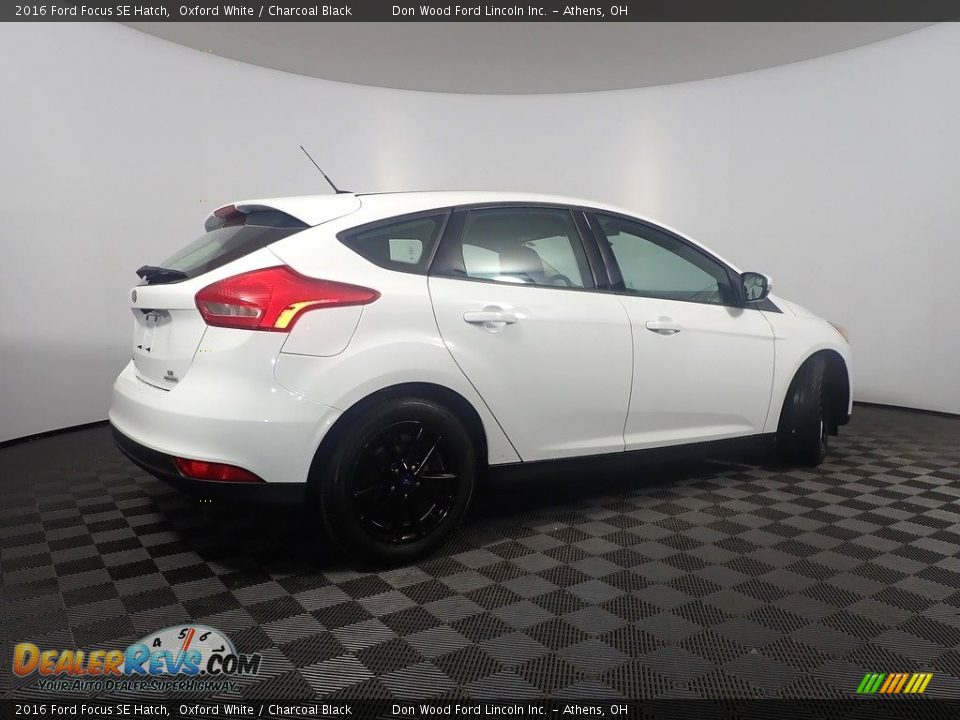 2016 Ford Focus SE Hatch Oxford White / Charcoal Black Photo #15