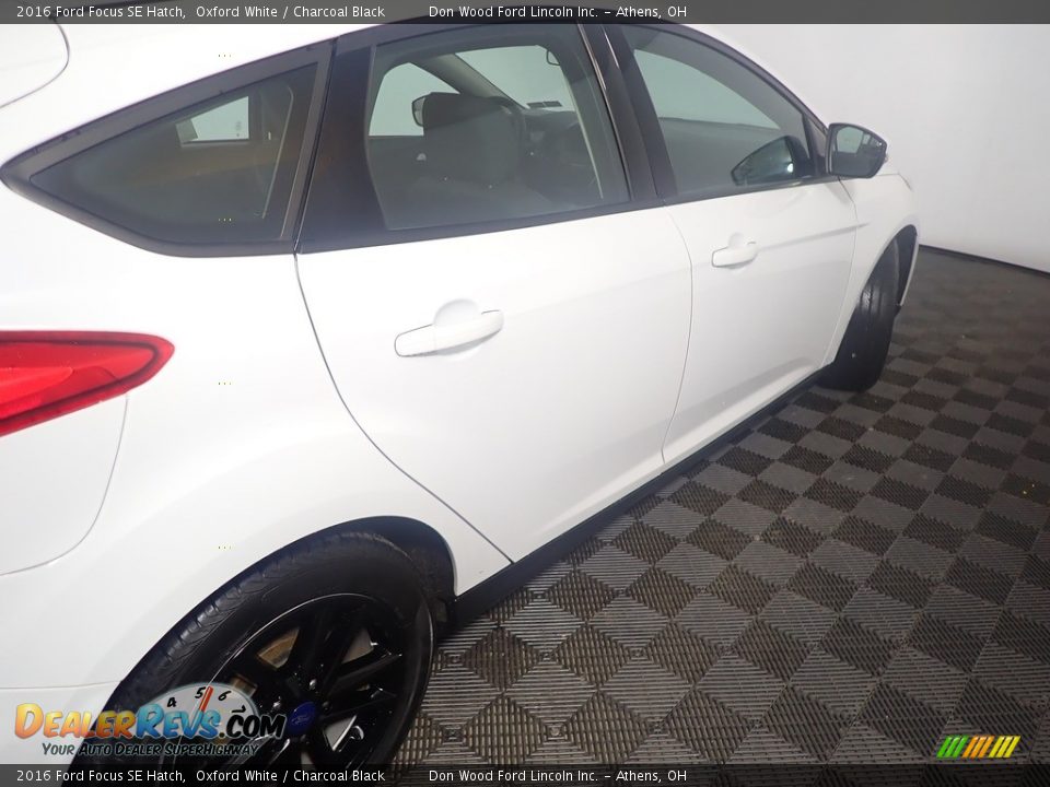 2016 Ford Focus SE Hatch Oxford White / Charcoal Black Photo #18