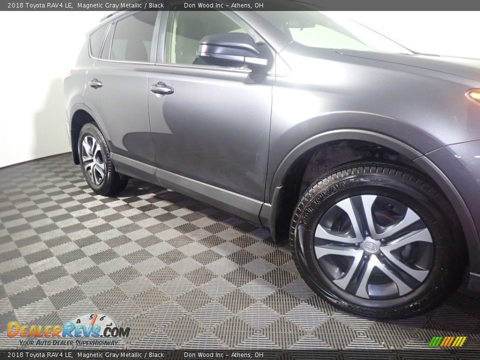 2018 Toyota RAV4 LE Magnetic Gray Metallic / Black Photo #4