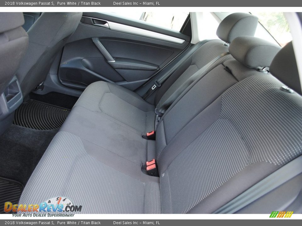 2018 Volkswagen Passat S Pure White / Titan Black Photo #10