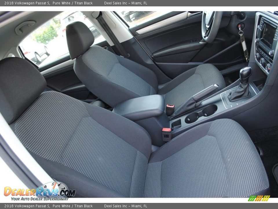 2018 Volkswagen Passat S Pure White / Titan Black Photo #16