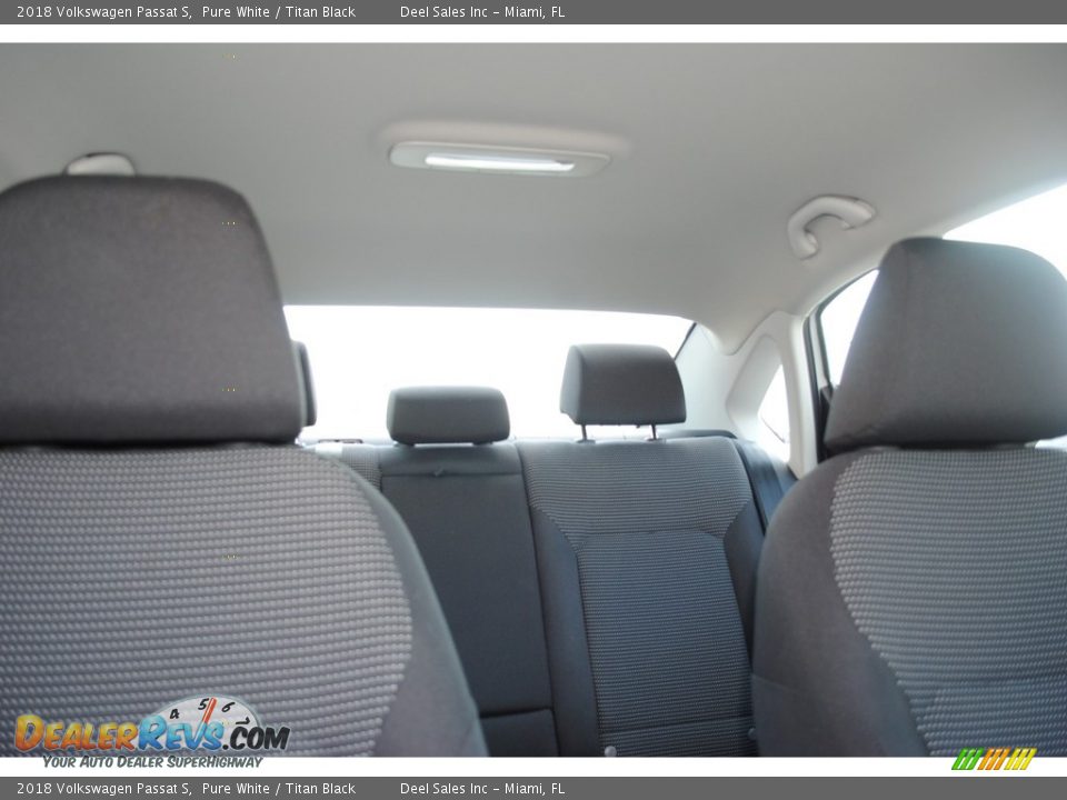 2018 Volkswagen Passat S Pure White / Titan Black Photo #17