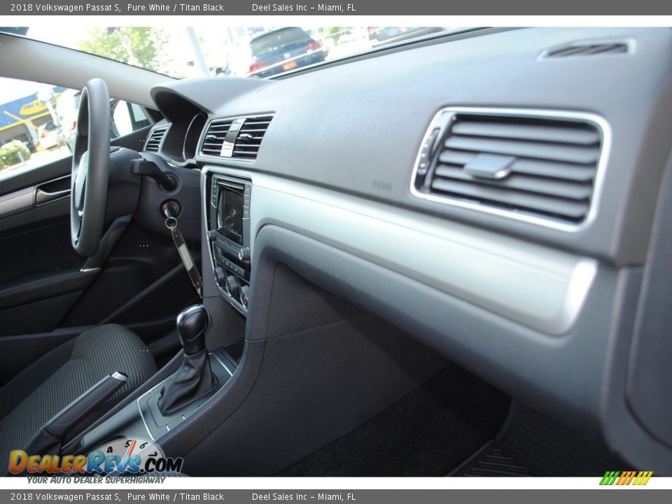 2018 Volkswagen Passat S Pure White / Titan Black Photo #19