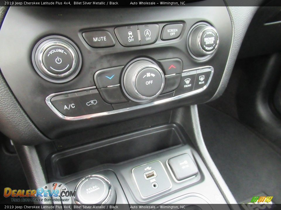 2019 Jeep Cherokee Latitude Plus 4x4 Billet Silver Metallic / Black Photo #17