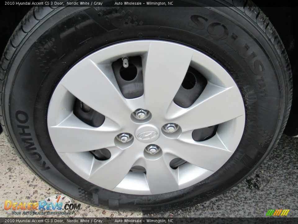 2010 Hyundai Accent GS 3 Door Nordic White / Gray Photo #6