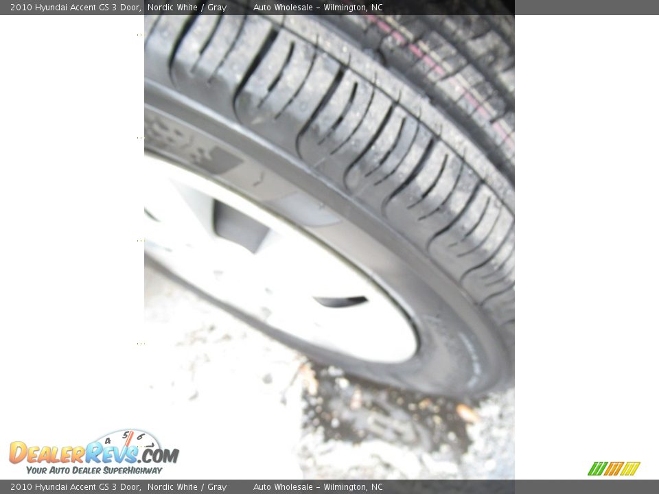2010 Hyundai Accent GS 3 Door Nordic White / Gray Photo #7