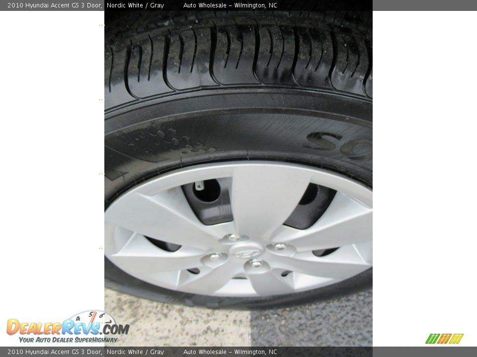 2010 Hyundai Accent GS 3 Door Nordic White / Gray Photo #8