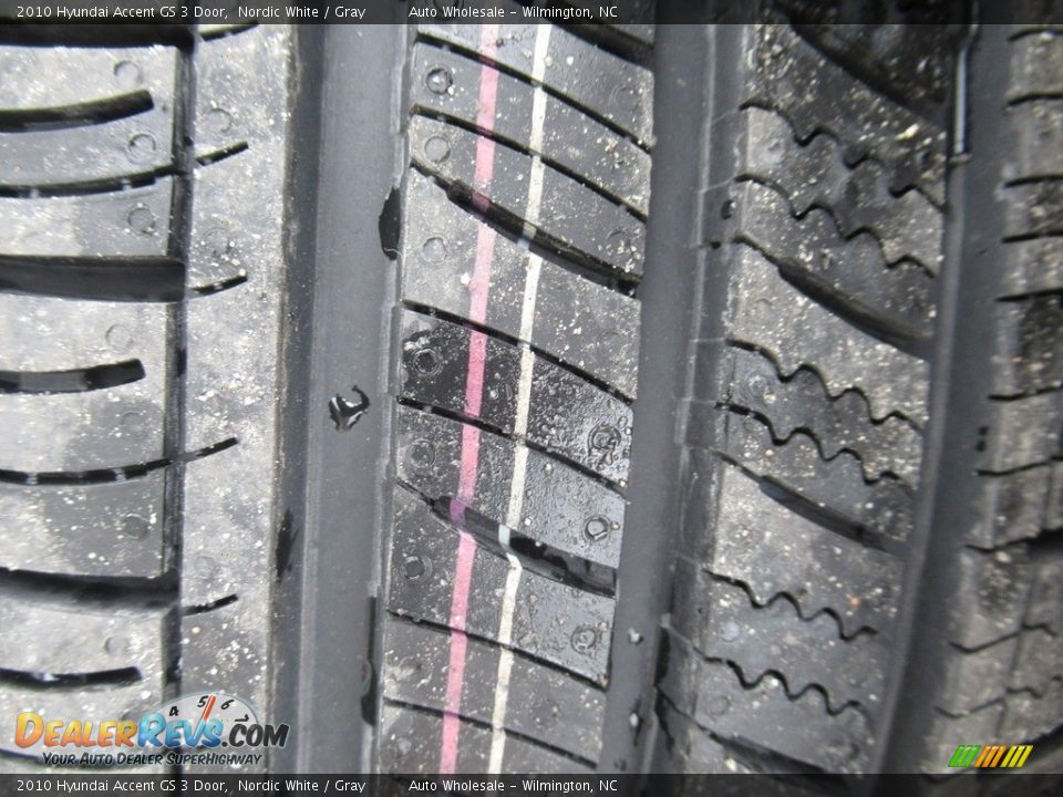2010 Hyundai Accent GS 3 Door Nordic White / Gray Photo #9