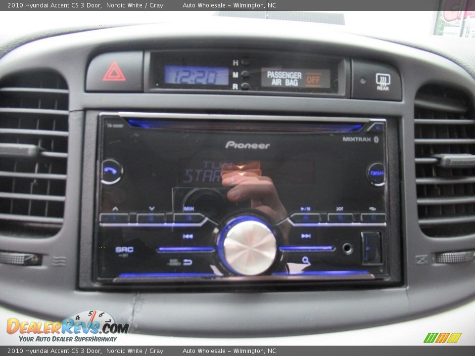 2010 Hyundai Accent GS 3 Door Nordic White / Gray Photo #16