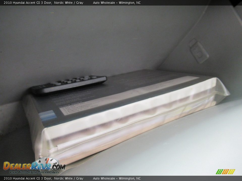 2010 Hyundai Accent GS 3 Door Nordic White / Gray Photo #19