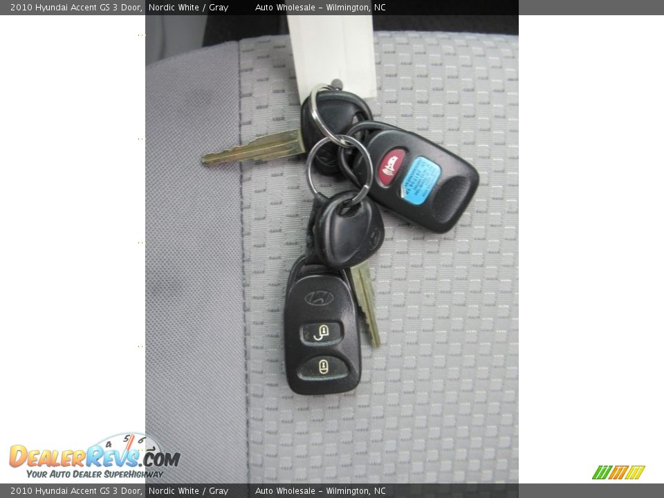 2010 Hyundai Accent GS 3 Door Nordic White / Gray Photo #20