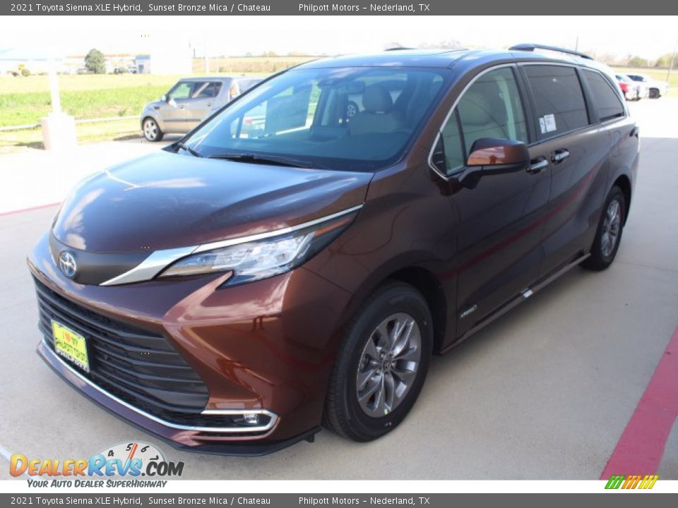 Front 3/4 View of 2021 Toyota Sienna XLE Hybrid Photo #4