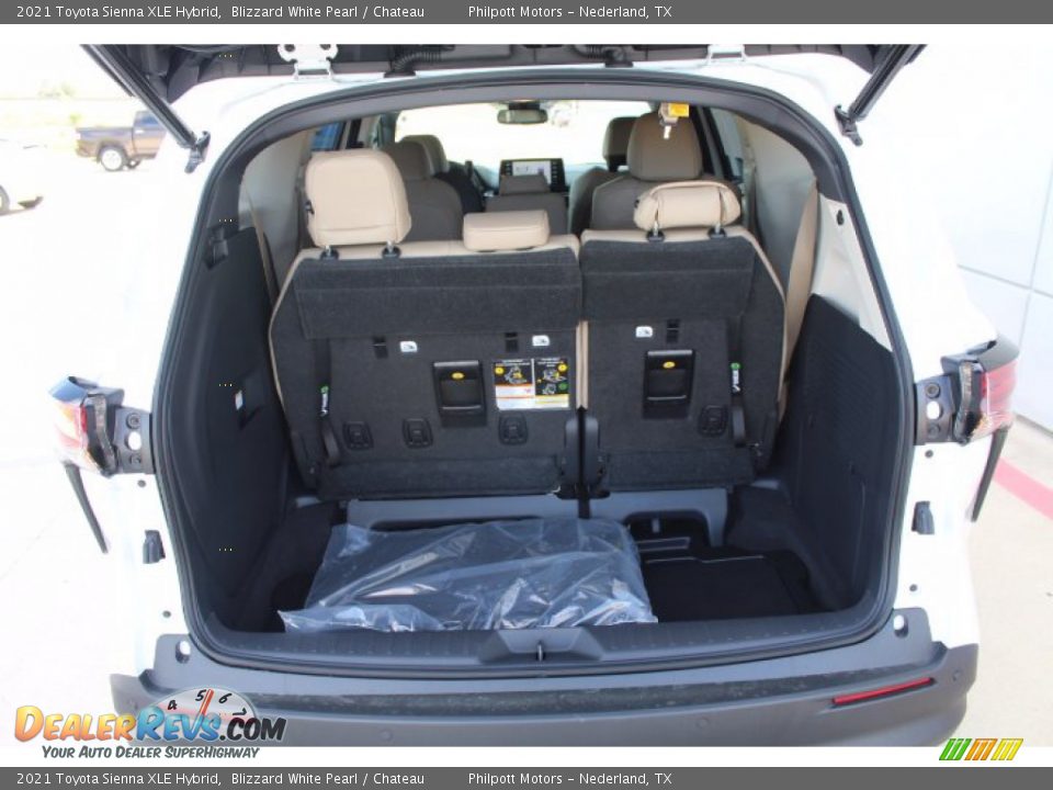 2021 Toyota Sienna XLE Hybrid Blizzard White Pearl / Chateau Photo #24