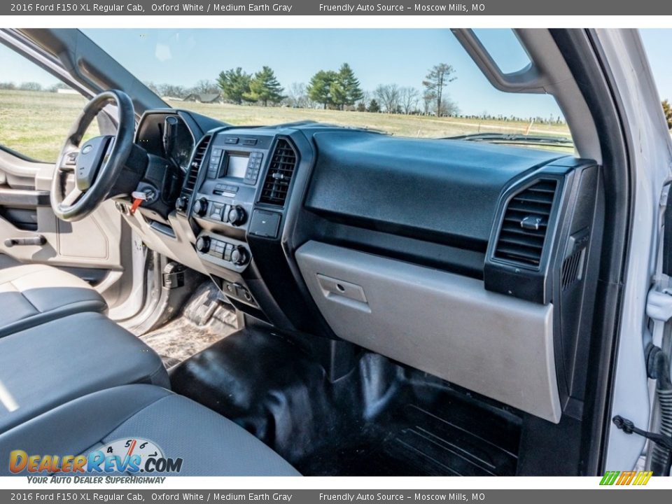 2016 Ford F150 XL Regular Cab Oxford White / Medium Earth Gray Photo #26