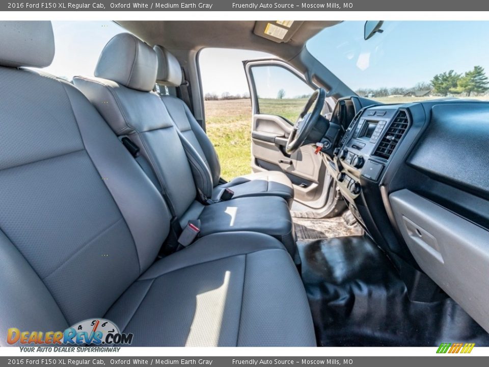 2016 Ford F150 XL Regular Cab Oxford White / Medium Earth Gray Photo #27