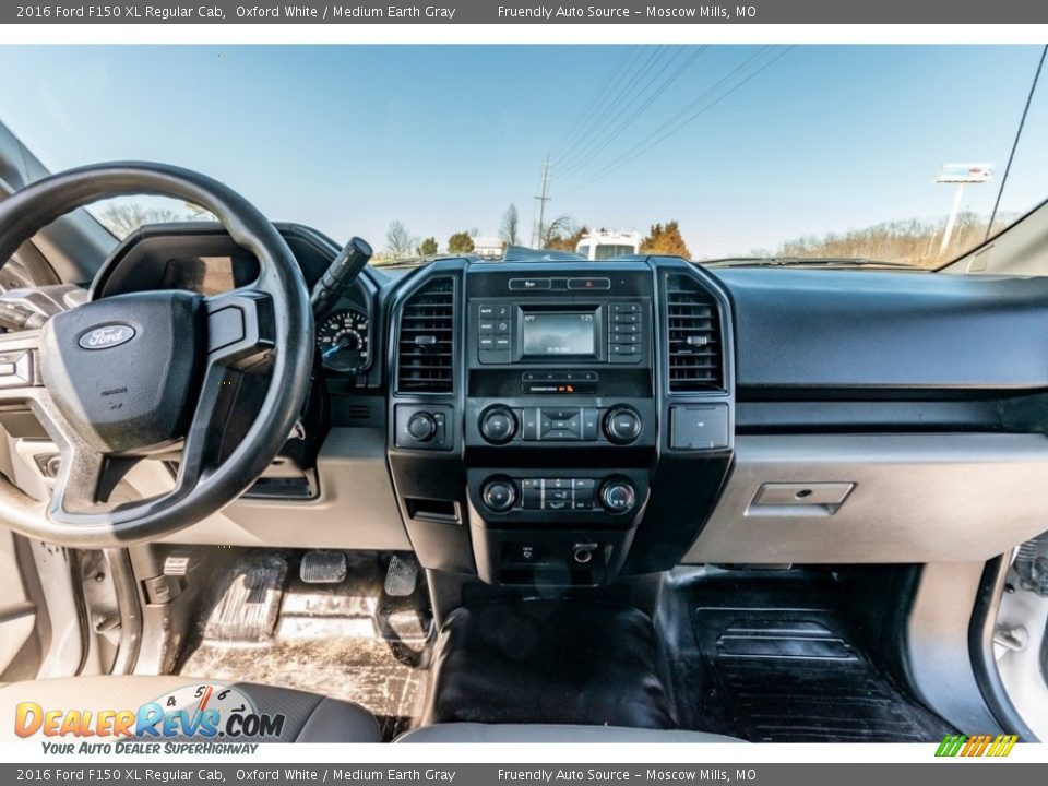 2016 Ford F150 XL Regular Cab Oxford White / Medium Earth Gray Photo #29