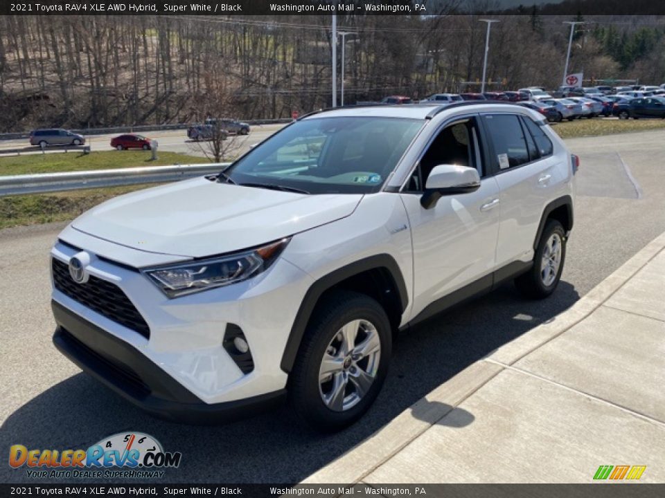 Front 3/4 View of 2021 Toyota RAV4 XLE AWD Hybrid Photo #14