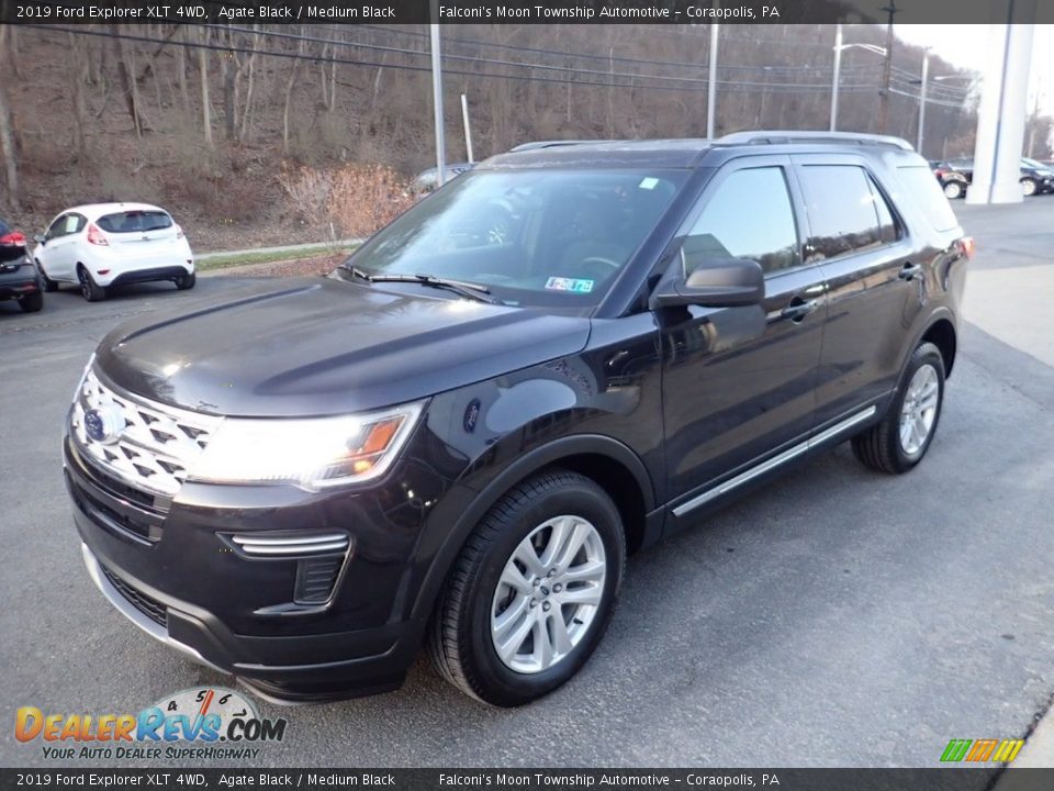 Front 3/4 View of 2019 Ford Explorer XLT 4WD Photo #7