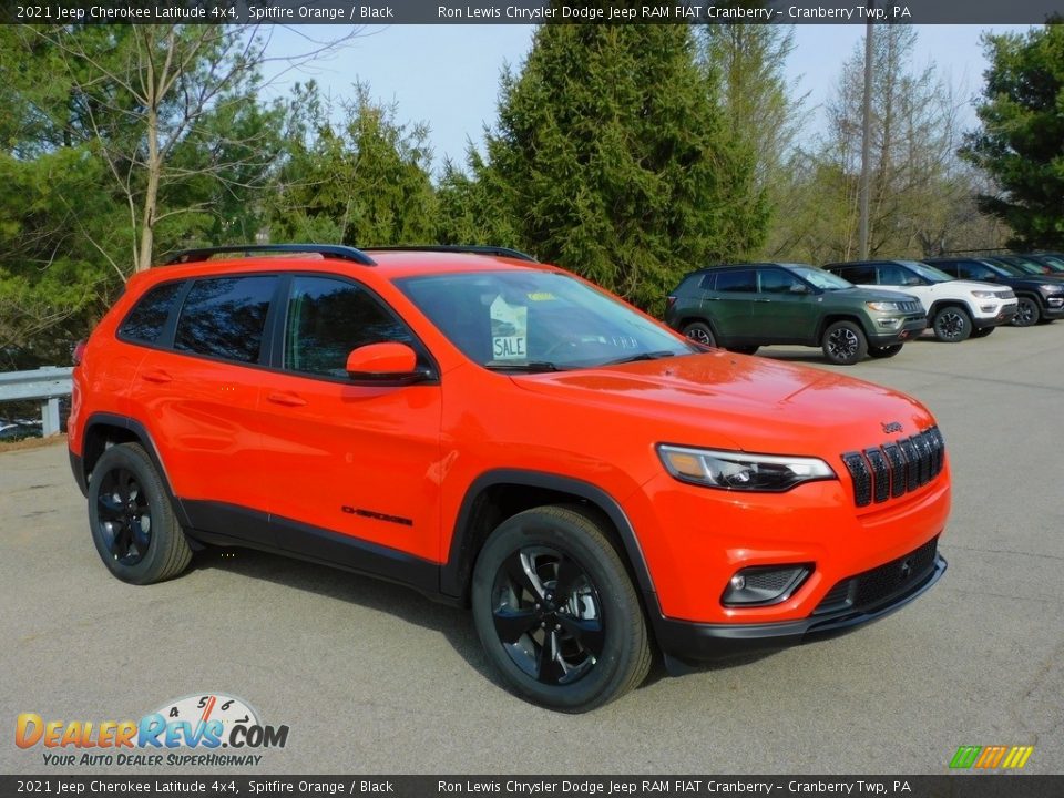 Front 3/4 View of 2021 Jeep Cherokee Latitude 4x4 Photo #3